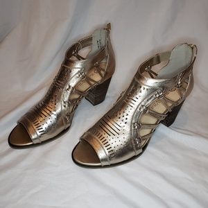 Bella Vita Metallic Silvet Heeled Sandals NWOT